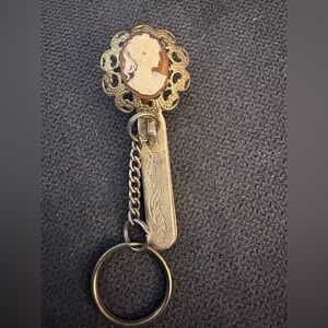 Vintage Gold King’s Cameo Key Finder
